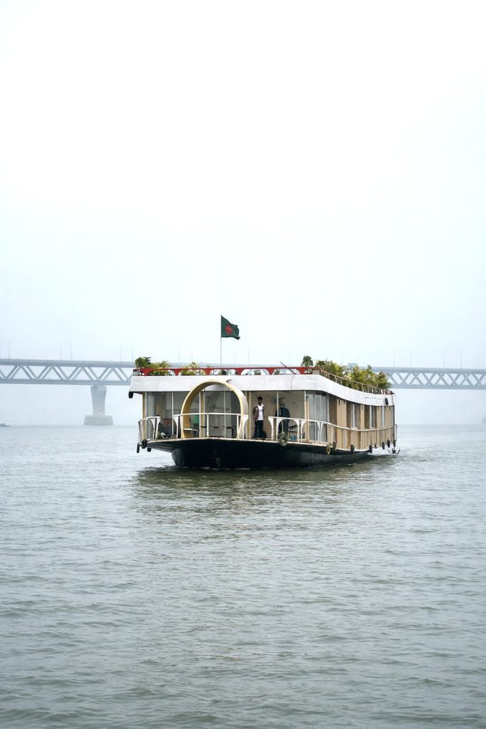 WATER INN – A Luxury AC Houseboat